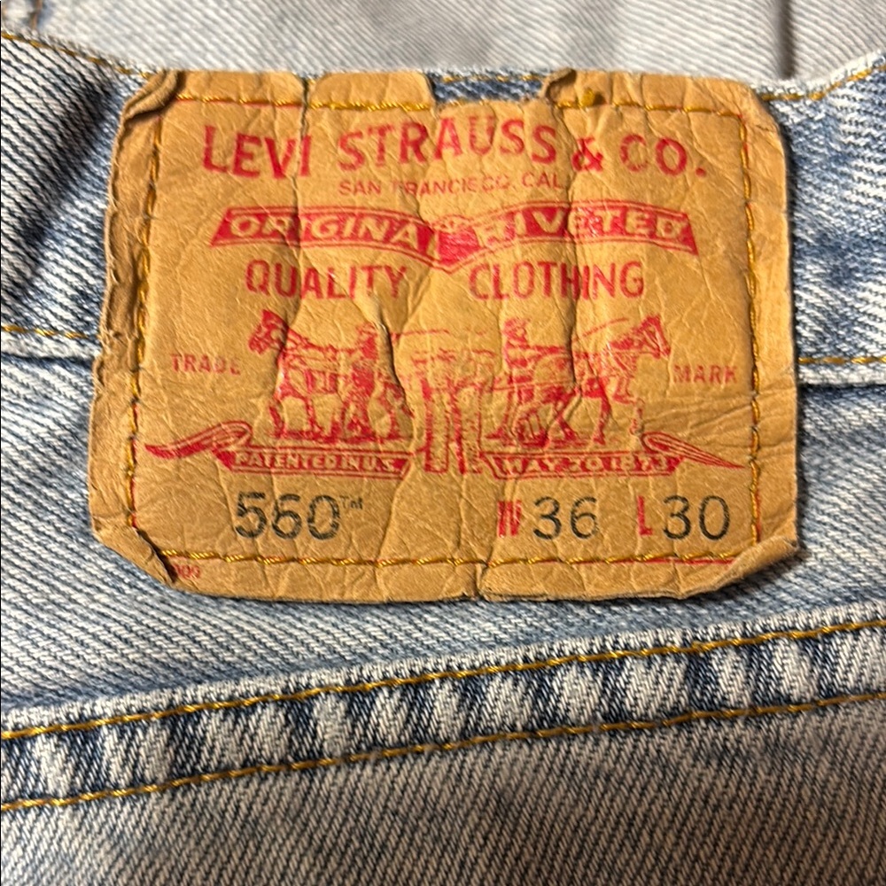 Levi's 560 Comfort Fit 560 Blue Jeans. Measurements in pics